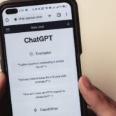 AI Act po zmianach – ChatGPT w firmie Telefon z otwartym ChatGPT w dłoniach pracownika – AI Act a korzystanie z AI w firmie
