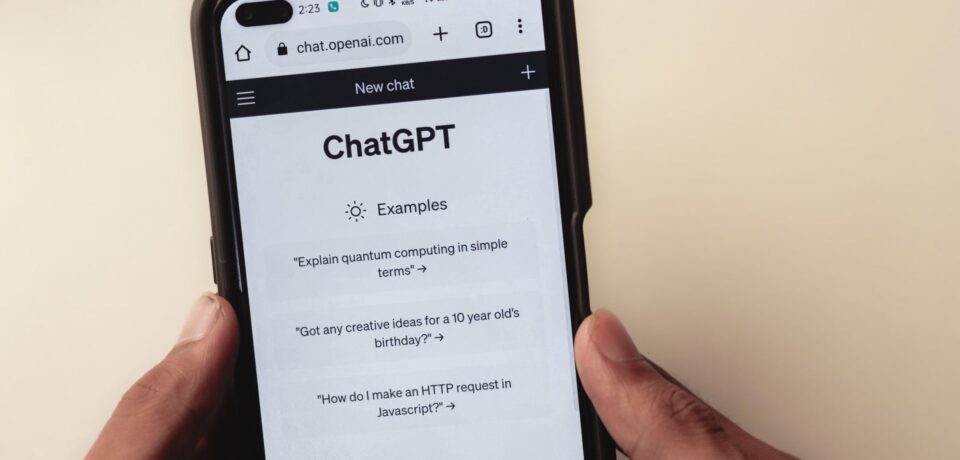 Telefon z otwartym ChatGPT w dłoniach pracownika – AI Act a korzystanie z AI w firmie