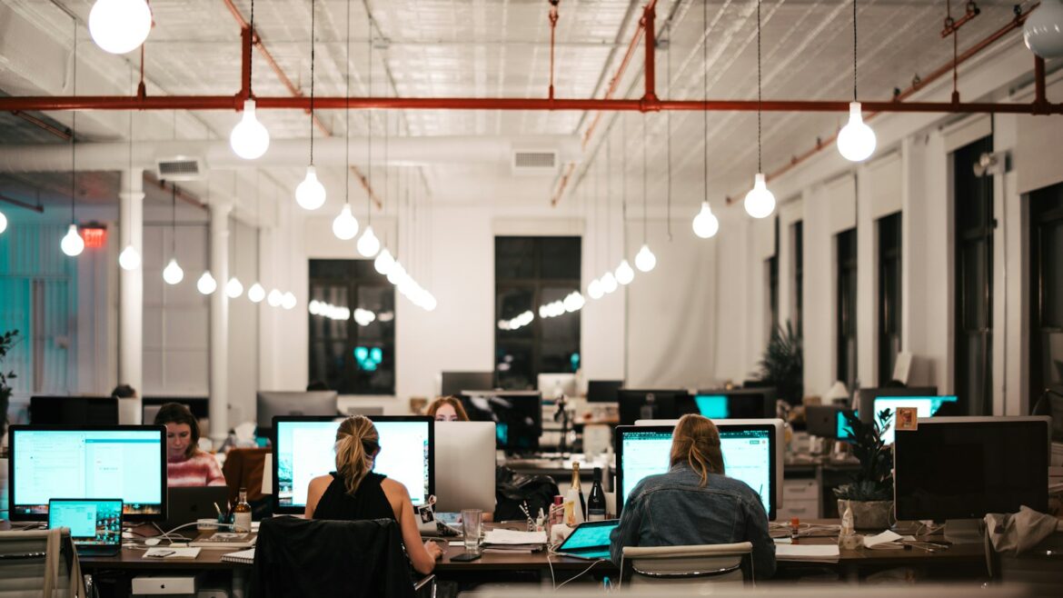 Bezpieczeństwo IT w software house — jak przejść ankietę bezpieczeństwa klienta 1 Zespół programistów przy komputerach w biurze software house’u