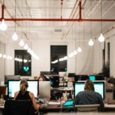 Zespół programistów przy komputerach w biurze software house’u Zespół programistów przy komputerach w biurze software house’u