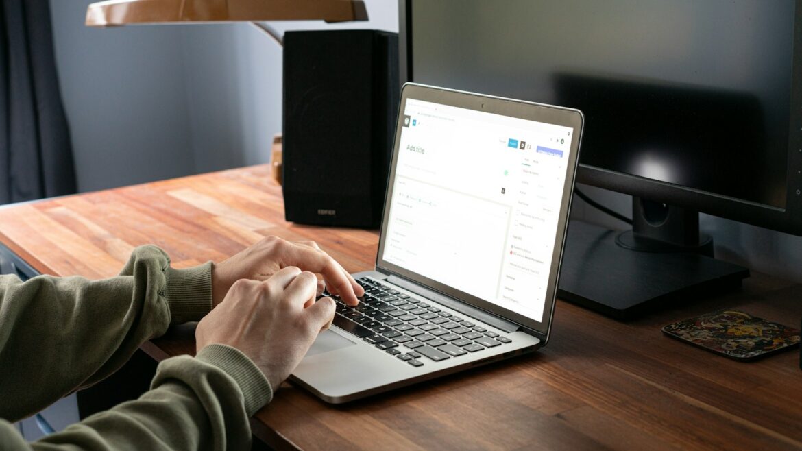 Administrator przy laptopie z otwartym panelem WordPress – bezpieczeństwo wtyczek i ataki na WordPressa w 2026 roku