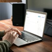 Bezpieczeństwo wtyczek WordPress – panel administratora Administrator przy laptopie z otwartym panelem WordPress – bezpieczeństwo wtyczek i ataki na WordPressa w 2026 roku