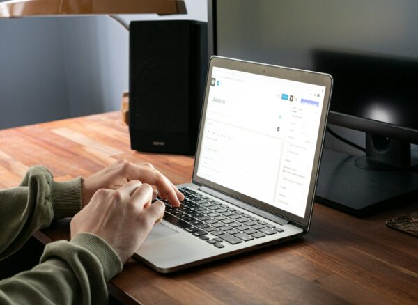 Bezpieczeństwo wtyczek WordPress – panel administratora Administrator przy laptopie z otwartym panelem WordPress – bezpieczeństwo wtyczek i ataki na WordPressa w 2026 roku