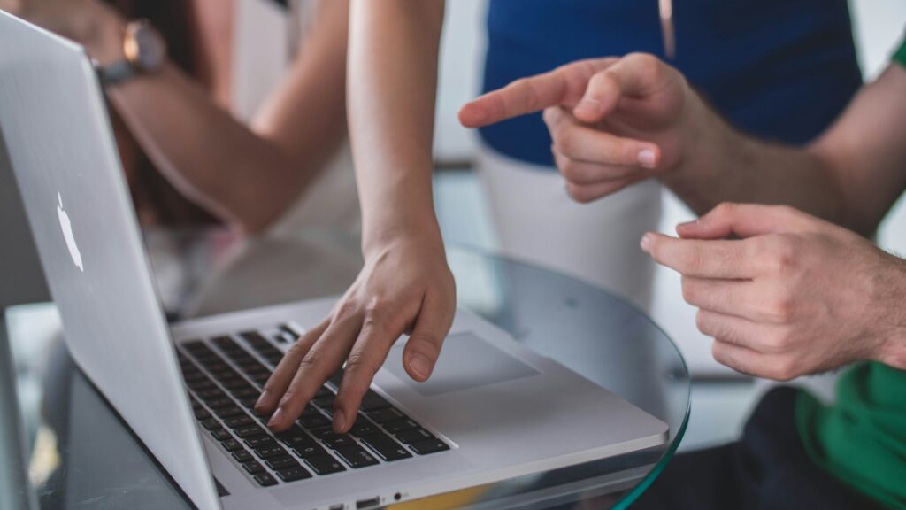 SEO dla software house 3 Prezentacja wyników projektu na ekranie laptopa