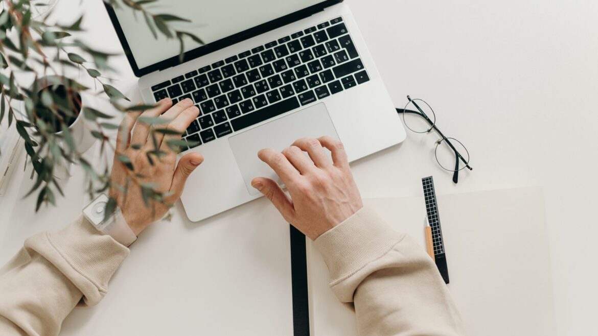 Claude w firmie: jak działa w Copilocie i Office i dlaczego w Europie jest domyślnie wyłączony 1 Praca przy laptopie w biurze – Claude jako model AI w Microsoft 365 Copilot i dodatkach Office
