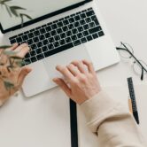 Claude w firmie – Microsoft 365 i Copilot Praca przy laptopie w biurze – Claude jako model AI w Microsoft 365 Copilot i dodatkach Office