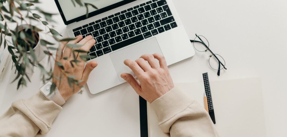Claude w firmie – Microsoft 365 i Copilot Praca przy laptopie w biurze – Claude jako model AI w Microsoft 365 Copilot i dodatkach Office