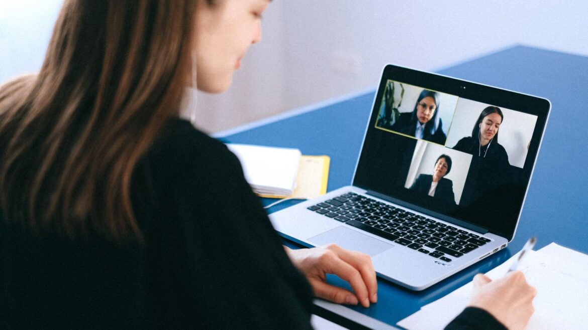 Deepfake prezesa dzwoni do księgowej. Jak firma ma się obronić przed oszustwem na głos i wideo 1 Pracownica podczas wideokonferencji z kilkoma osobami — tak wygląda oszustwo deepfake „na prezesa”