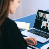 Pracownica podczas wideokonferencji z kilkoma osobami — tak wygląda oszustwo deepfake „na prezesa”