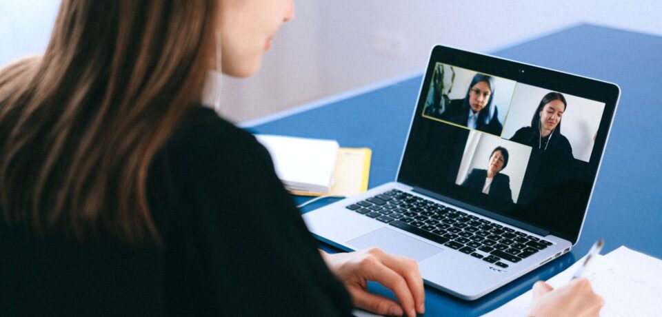 Pracownica podczas wideokonferencji z kilkoma osobami — tak wygląda oszustwo deepfake „na prezesa”