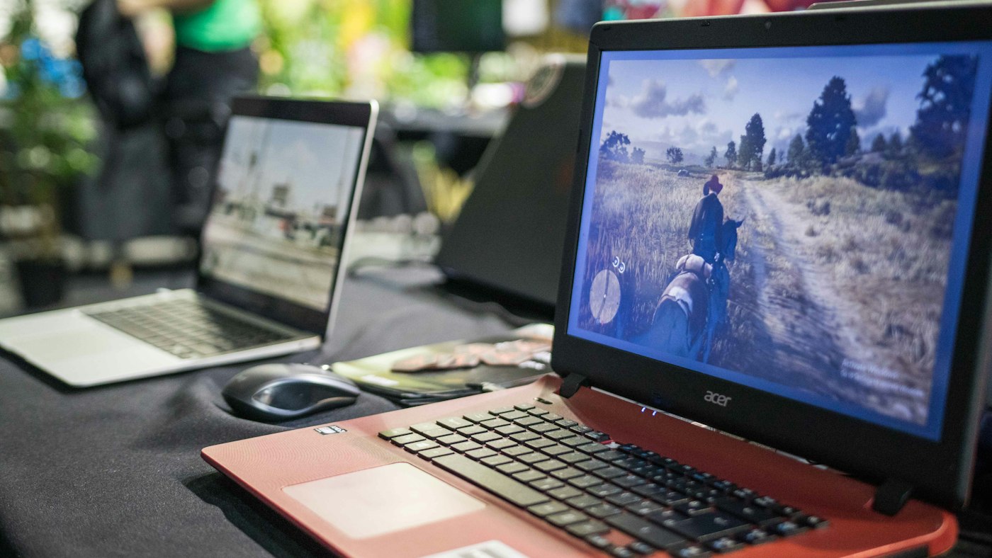 Dwa laptopy obok siebie podczas przenoszenia pracy na nowy system