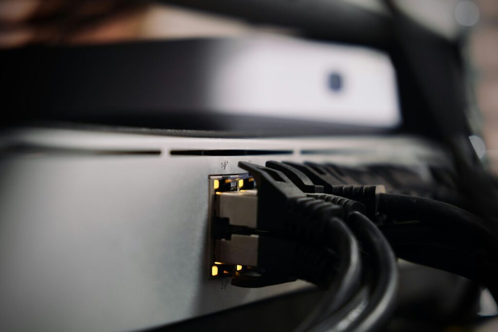 Disaster recovery dla firm 3 Kable sieciowe podłączone do urządzenia w ośrodku zapasowym