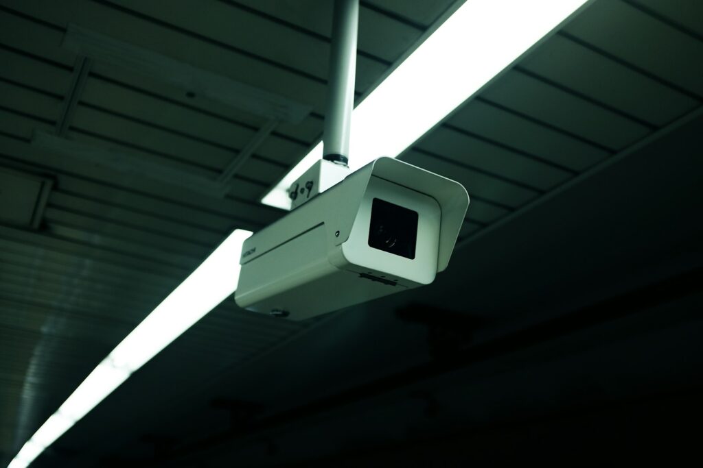 Kamera IP pod stropem hali magazynowej