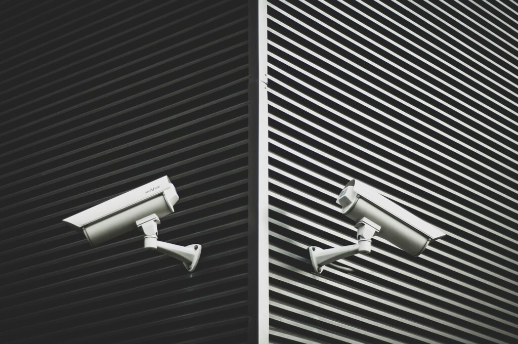 Dwie kamery IP na elewacji budynku firmy — monitoring wizyjny