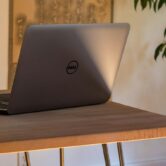 Starszy laptop na biurku – lekki Linux na stary komputer