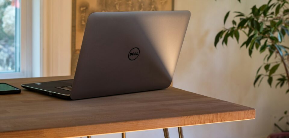 Starszy laptop na biurku – lekki Linux na stary komputer Starszy laptop na biurku – lekki Linux na stary komputer