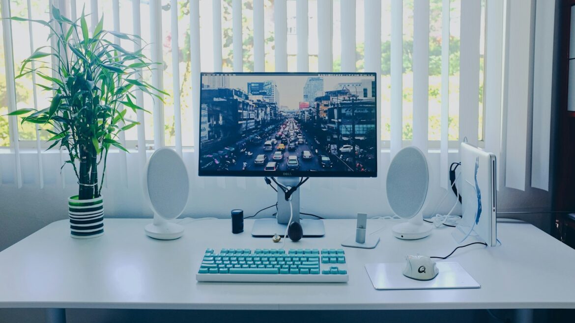 Stanowisko biurowe z monitorem – Linux podobny do Windows