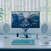 Stanowisko biurowe z monitorem – Linux podobny do Windows
