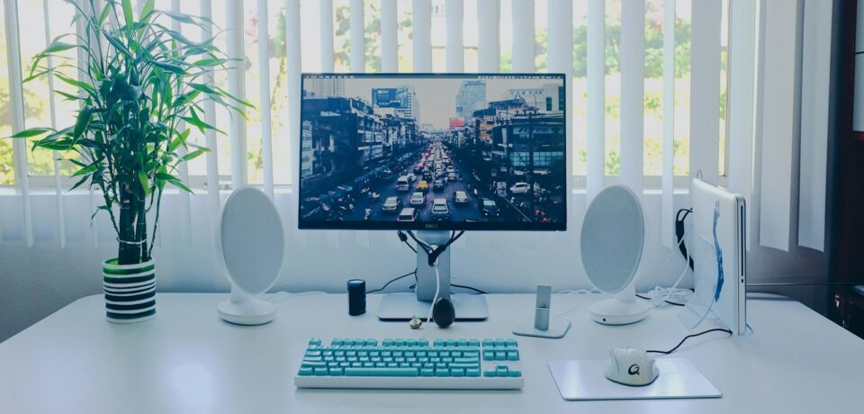 Stanowisko biurowe z monitorem – Linux podobny do Windows Stanowisko biurowe z monitorem – Linux podobny do Windows