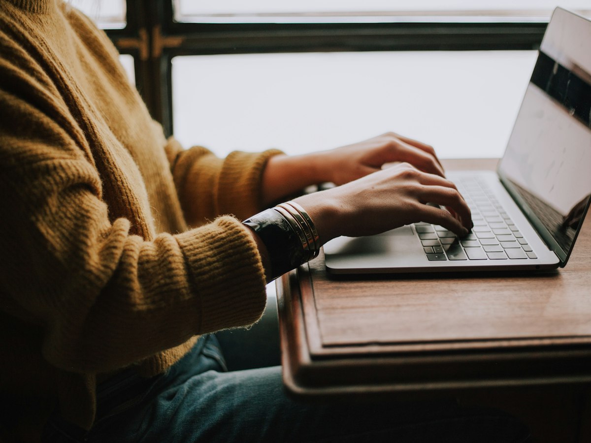 Przygotowanie newslettera na laptopie