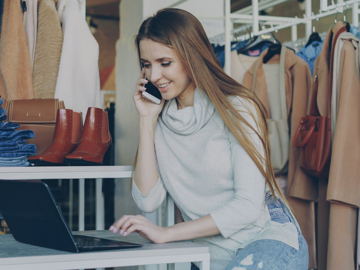 Pozycjonowanie lokalne i marketing lokalny 4 Właścicielka firmy rozmawia z klientem przez telefon przy laptopie