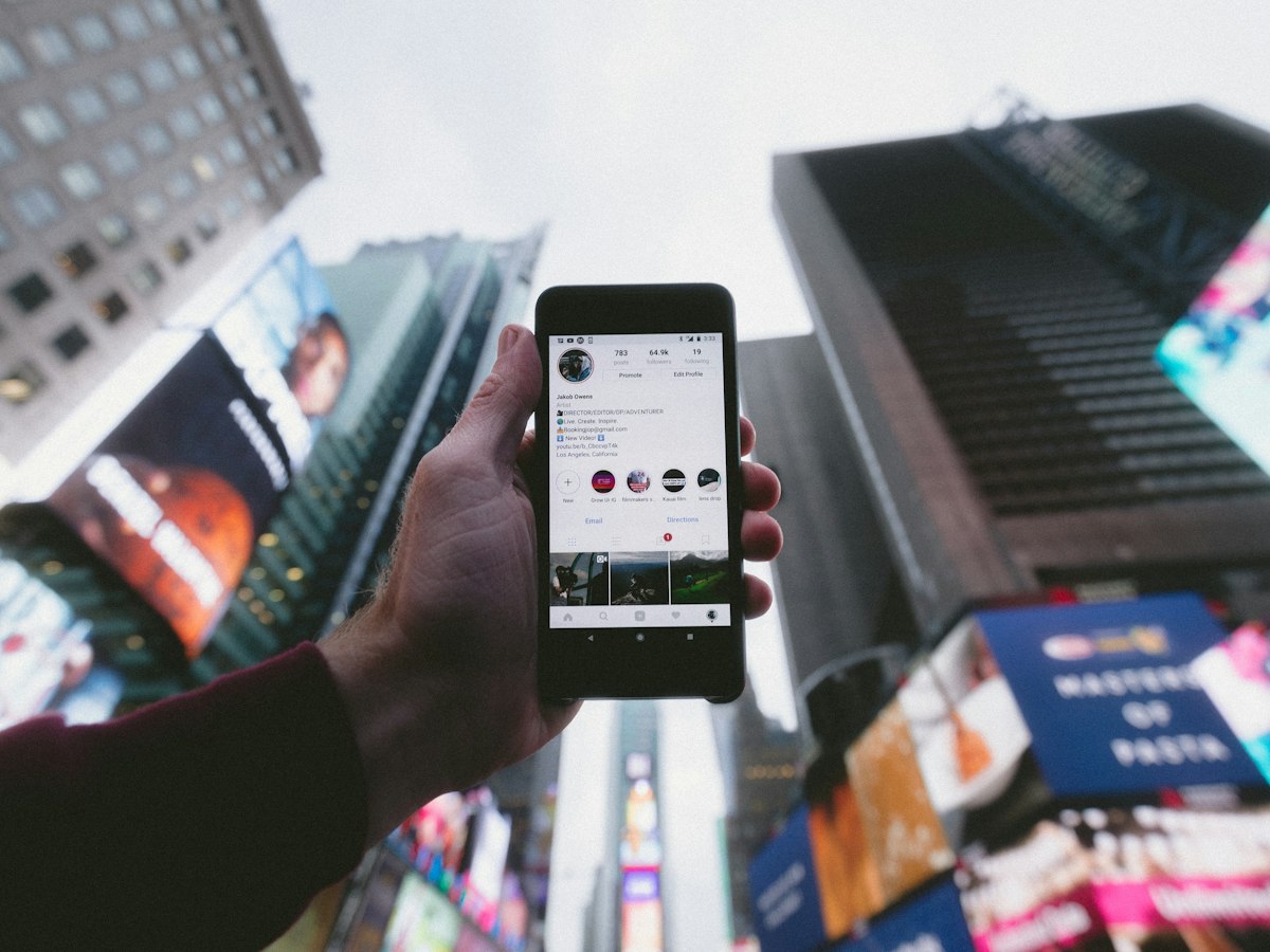 Profil firmy na Instagramie na ekranie smartfona
