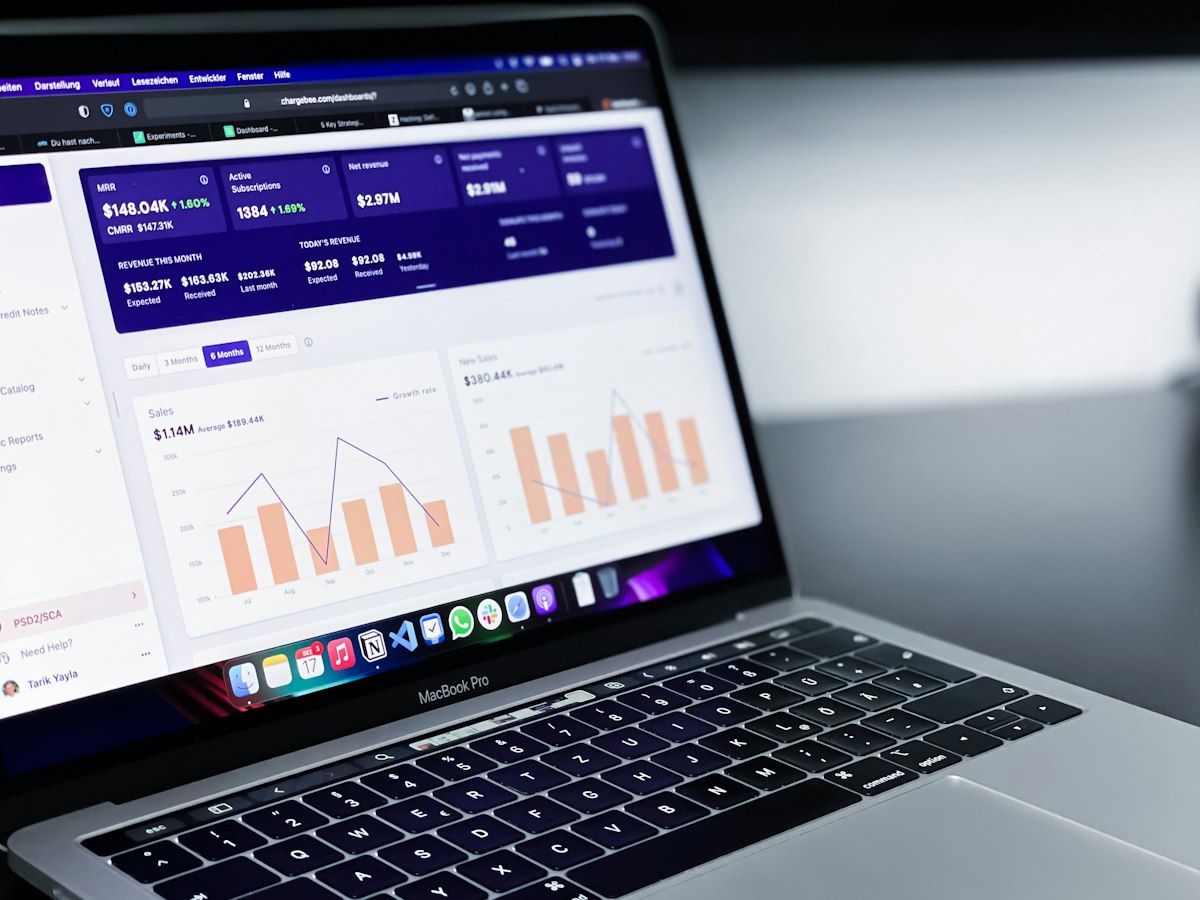 Optymalizacja SEO 4 Laptop z raportem widoczności strony