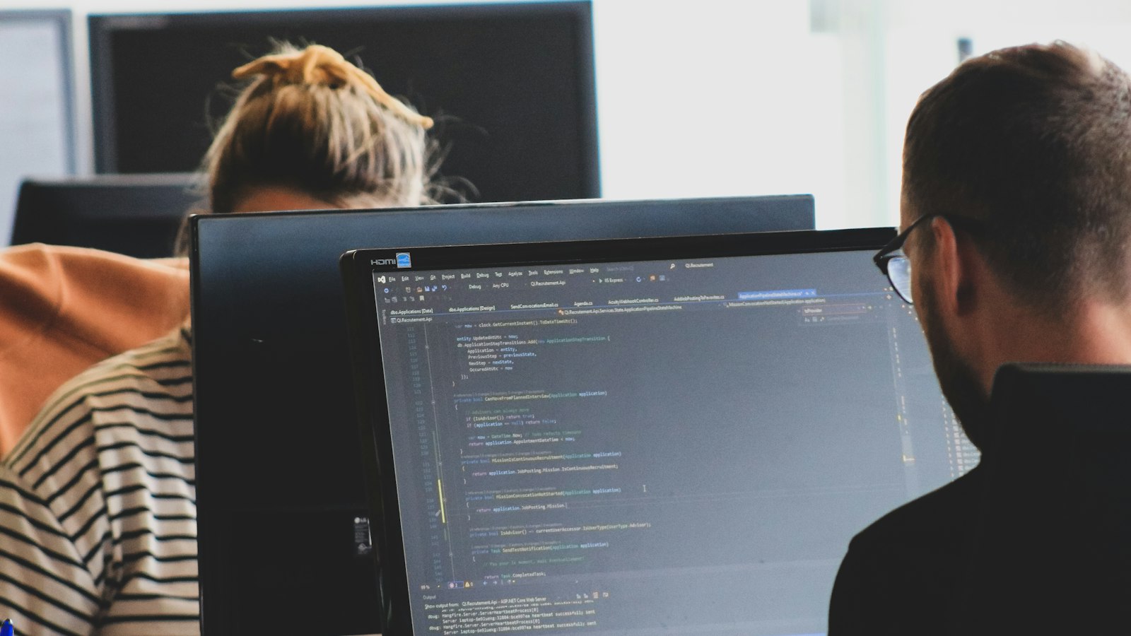 IT dla software house i firm technologicznych 9 Programiści software house’u pracują nad kodem przy dwóch monitorach