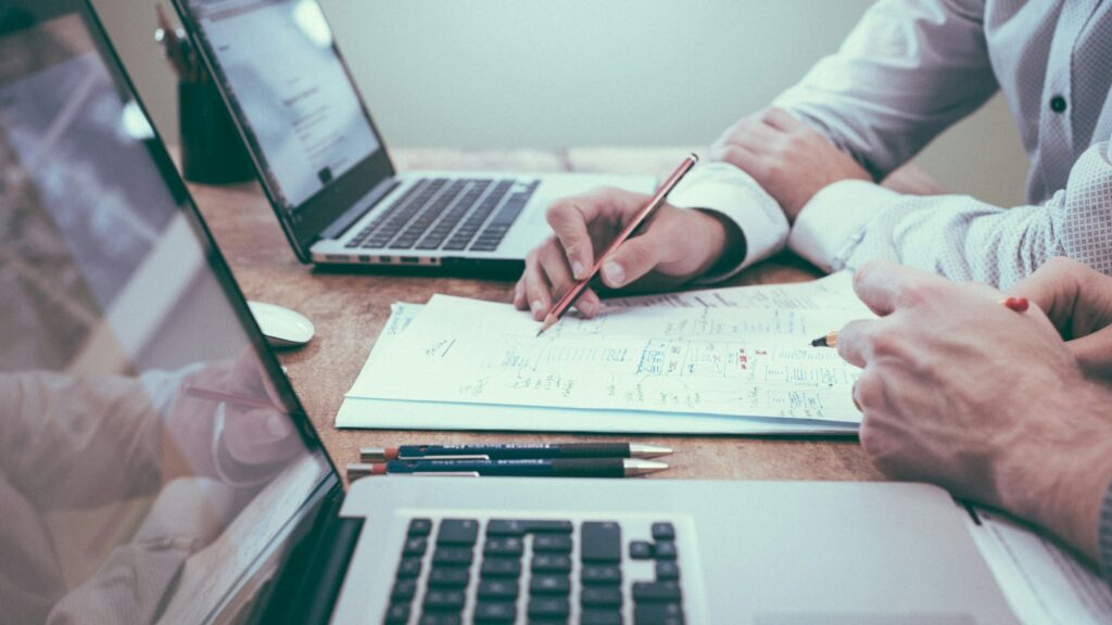 SEO dla software house 2 Planowanie strategii SEO — notatki i laptop na biurku