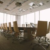 Pusta sala konferencyjna zarządu – odpowiedzialność firmy za cyberbezpieczeństwo