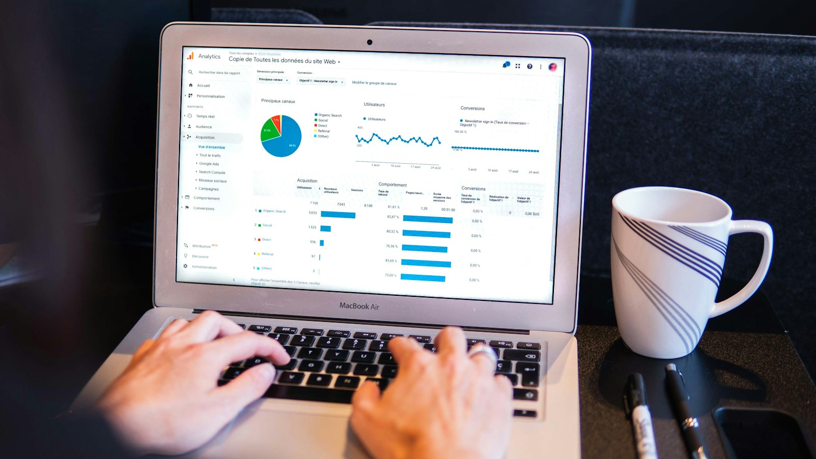 SEO dla software house 1 Analiza widoczności strony w Google na laptopie