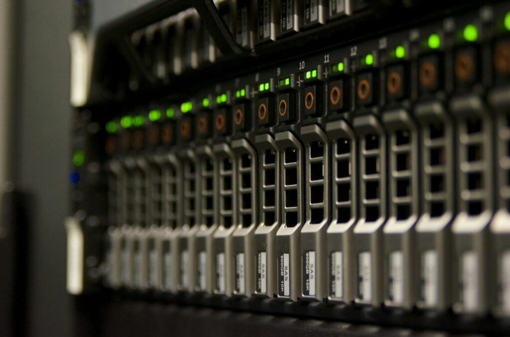 Disaster recovery dla firm 1 Serwery w szafie rack z zielonymi diodami — disaster recovery dla firm