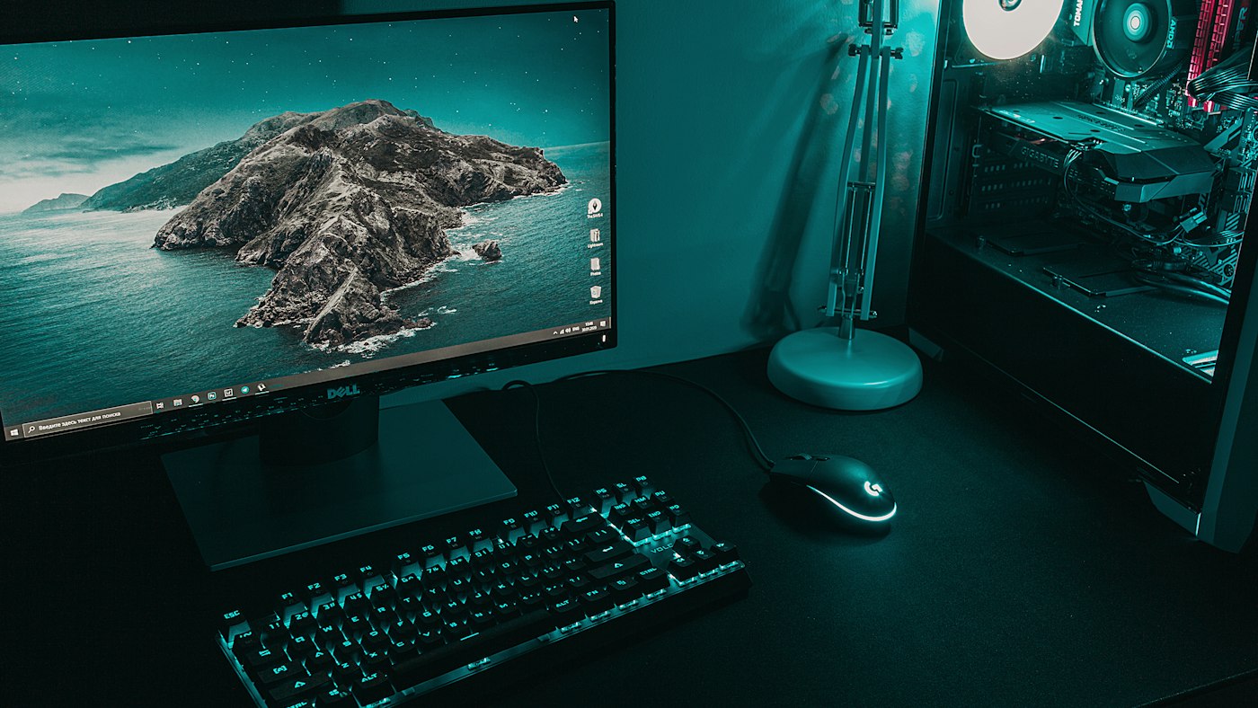 Stanowisko biurowe z monitorem i klawiaturą