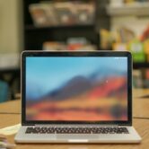 Laptop na stoliku w szkolnej klasie Laptop na stoliku w szkolnej klasie — obowiązki strony internetowej szkoły
