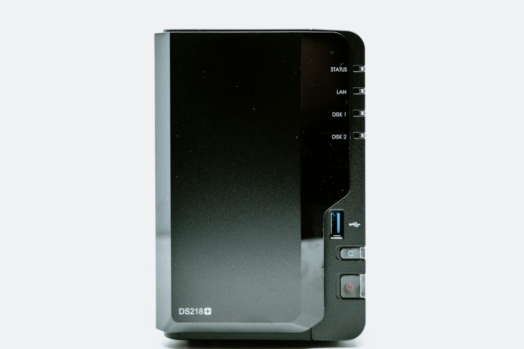 Synology DSM 7.4: co nowego, co znika i czy aktualizować serwer NAS w firmie 2 Obudowa serwera NAS Synology przed aktualizacją systemu DSM