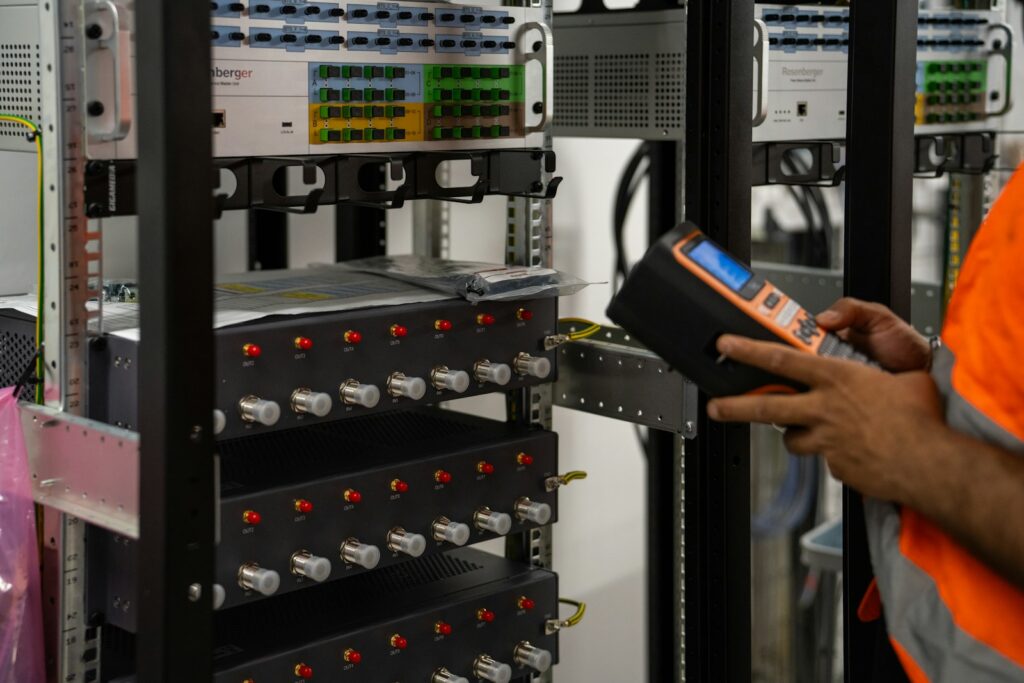 Disaster recovery dla firm 2 Technik sprawdza serwery podczas testu odtwarzania po awarii