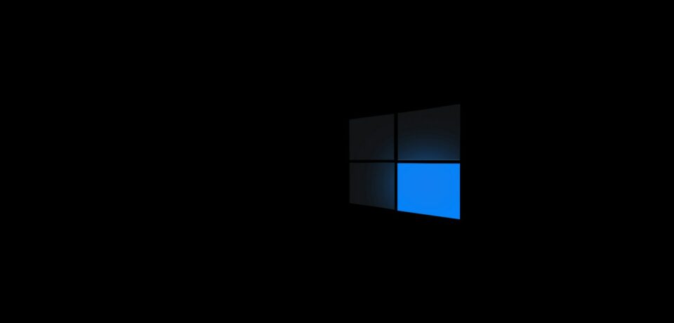 Logo Windows 10 na ciemnym tle – drugi rok płatnych aktualizacji ESU dla firm