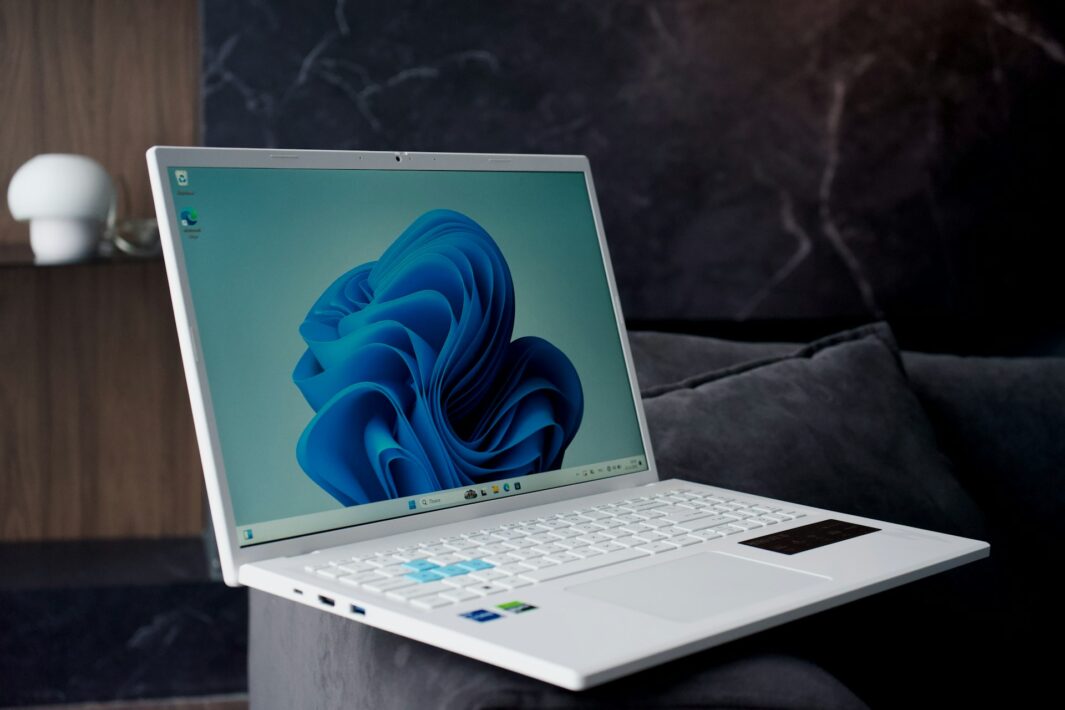 Windows 11 26H2 już jest: co nowego, znane błędy i jak wdrożyć aktualizację w firmie 1 Laptop z Windows 11 — aktualizacja 26H2 w firmie