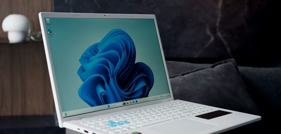 Laptop z Windows 11 — aktualizacja 26H2 w firmie