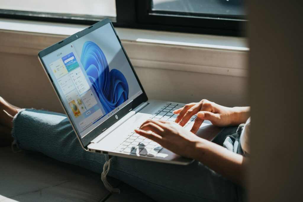 Windows 11 26H2 już jest: co nowego, znane błędy i jak wdrożyć aktualizację w firmie 3 Pilotaż aktualizacji Windows 11 26H2 na firmowym laptopie