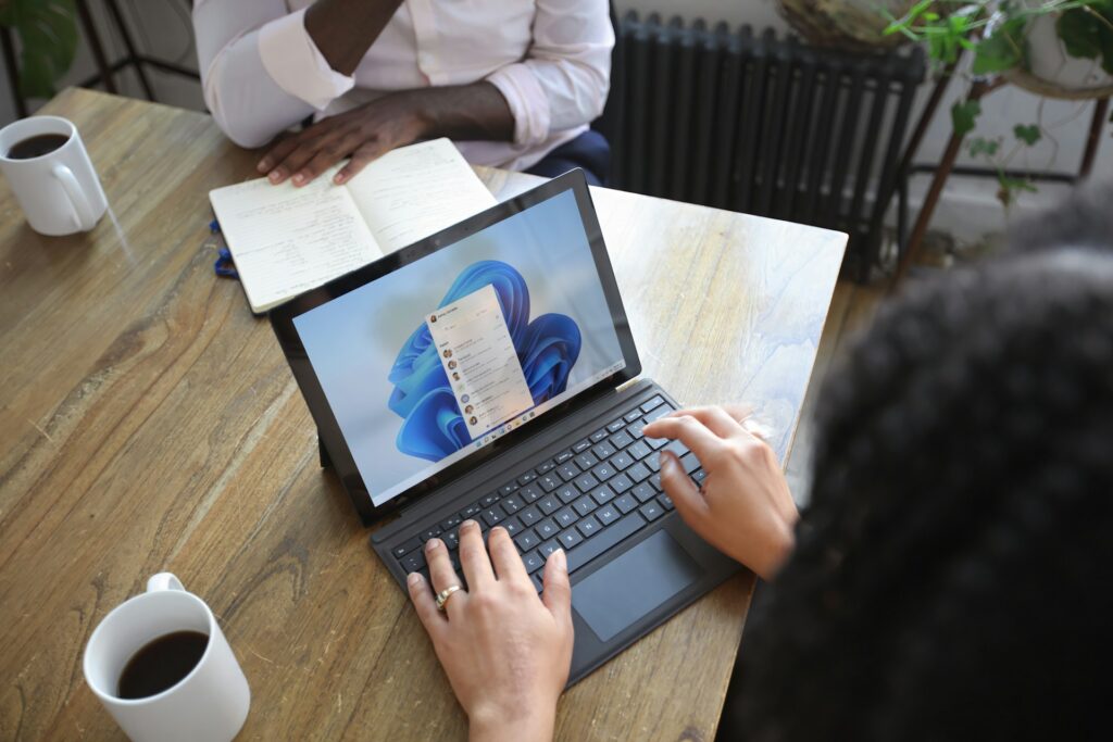 Windows 11 26H2 już jest: co nowego, znane błędy i jak wdrożyć aktualizację w firmie 2 Zespół pracuje na urządzeniu z Windows 11 po aktualizacji 26H2