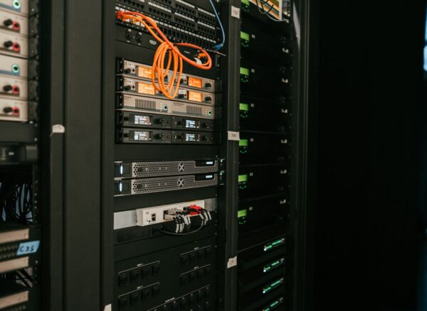 Szafa serwerowa – wirtualizacja serwerów na Linuxie Szafa serwerowa – wirtualizacja serwerów na Linuxie