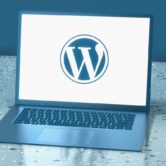 Laptop z logo WordPress – aktualizacja bezpieczeństwa WordPress 7.1.3