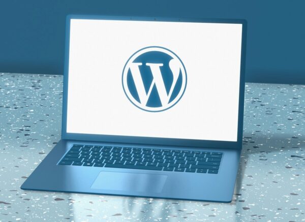 WordPress 7.1.3 – aktualizacja bezpieczeństwa Laptop z logo WordPress – aktualizacja bezpieczeństwa WordPress 7.1.3