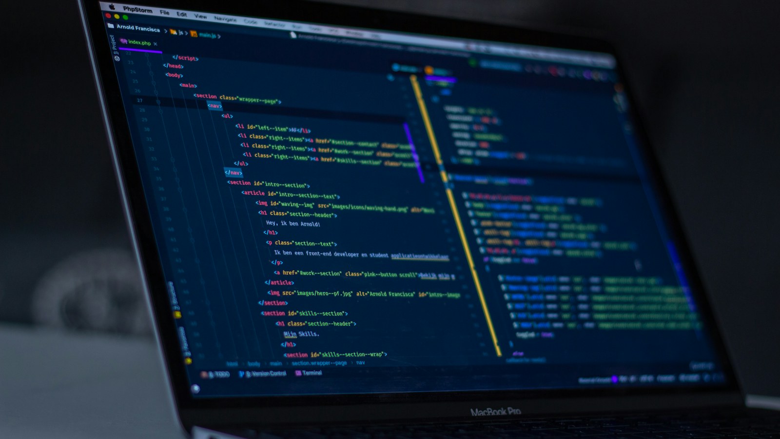 Kod na ekranie laptopa – złośliwy kod wstrzyknięty do wtyczki WordPress
